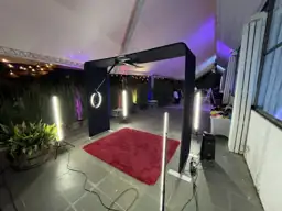 Plataforma 360 Aérea iluminada en una terraza de noche