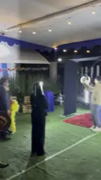 Cámara aérea 360 girando alrededor de una invitada
