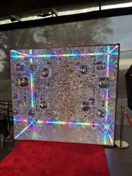 Cabina personalizada con decoración floral y luces RGB