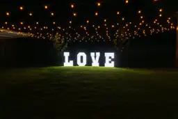 Letras LOVE Vintage bajo guirnaldas de luz