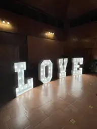 Letras LOVE Vintage instaladas en un salón