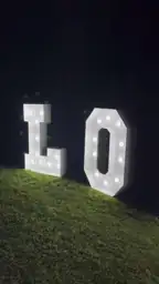 Recorrido nocturno frente a las letras LOVE Vintage