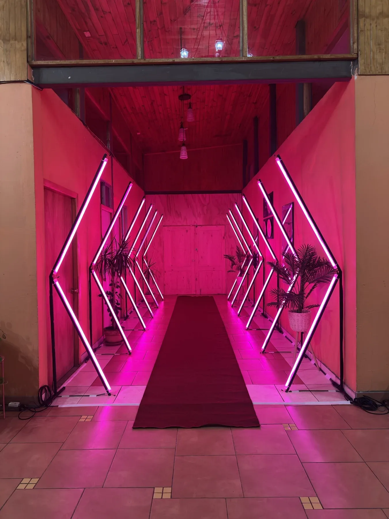 Túnel LED Pixel con patrones rosa y rojo