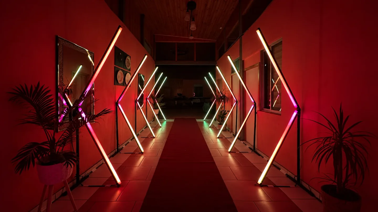Túnel LED Pixel con luces cálidas y magenta y alfombra roja